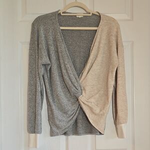BKE Gray & Beige Two-Tone Twist Front V-Neck Sweater Size Small